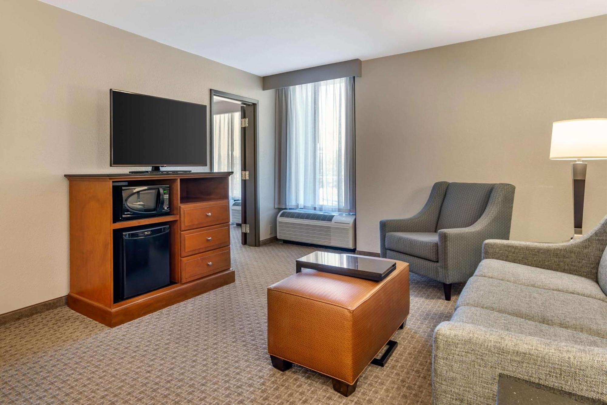 Drury & Atlanta Airport Hotel 3*